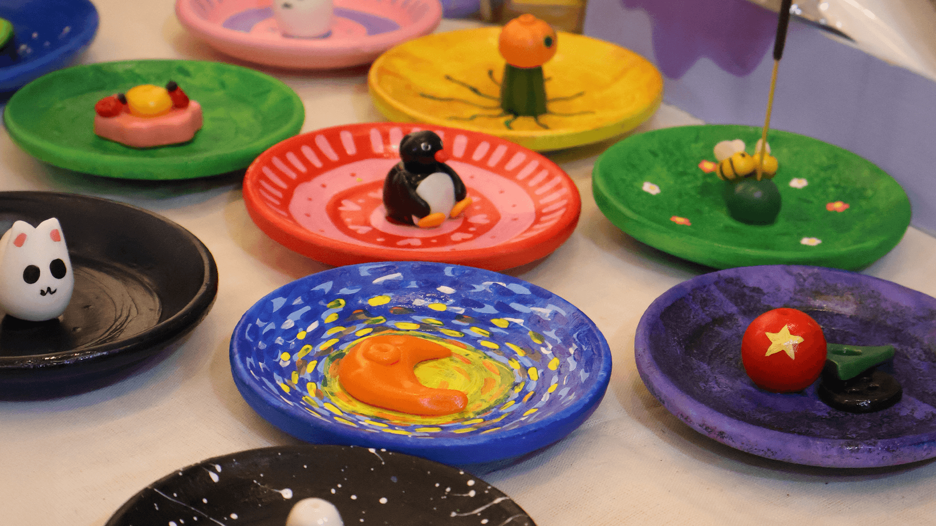 Piezas de cerámica coloridas creadas por artistas locales