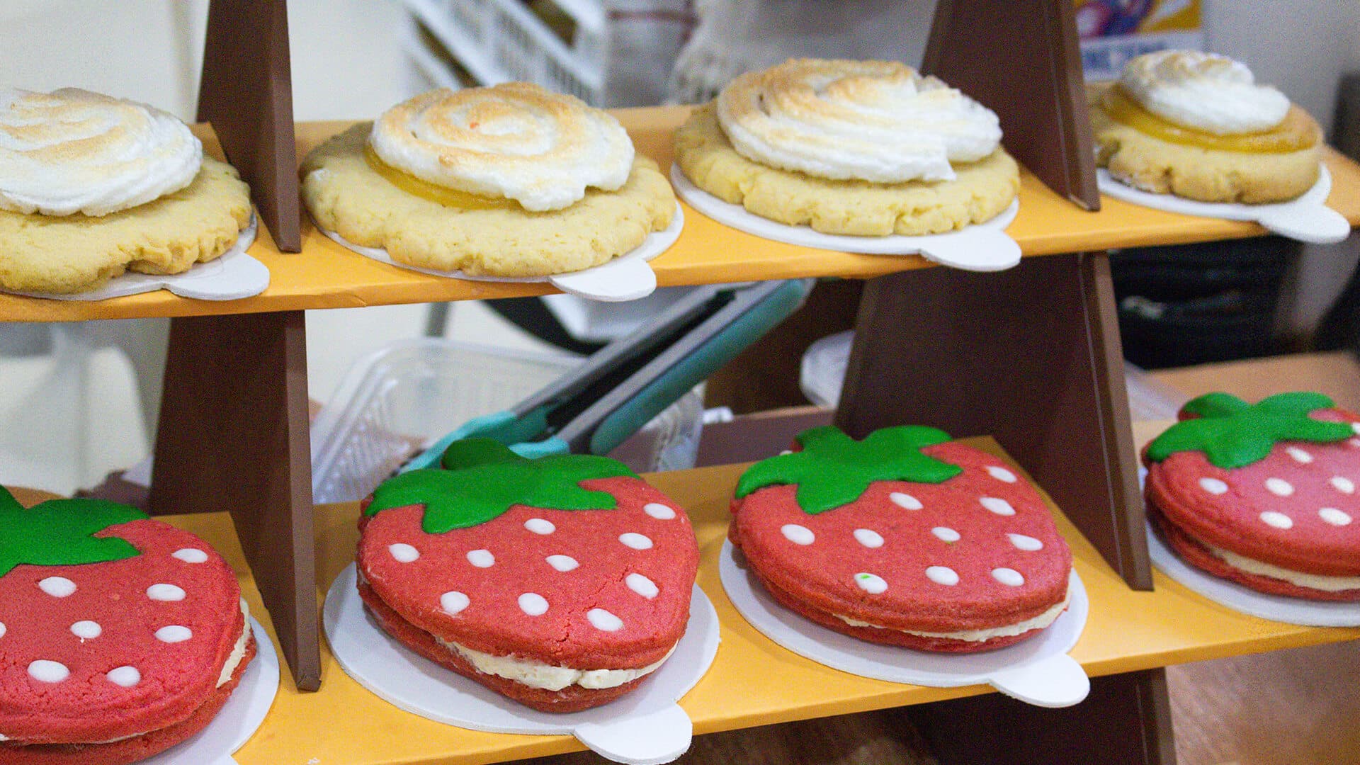 Galletas artesanales de colores en un stand gastronómico