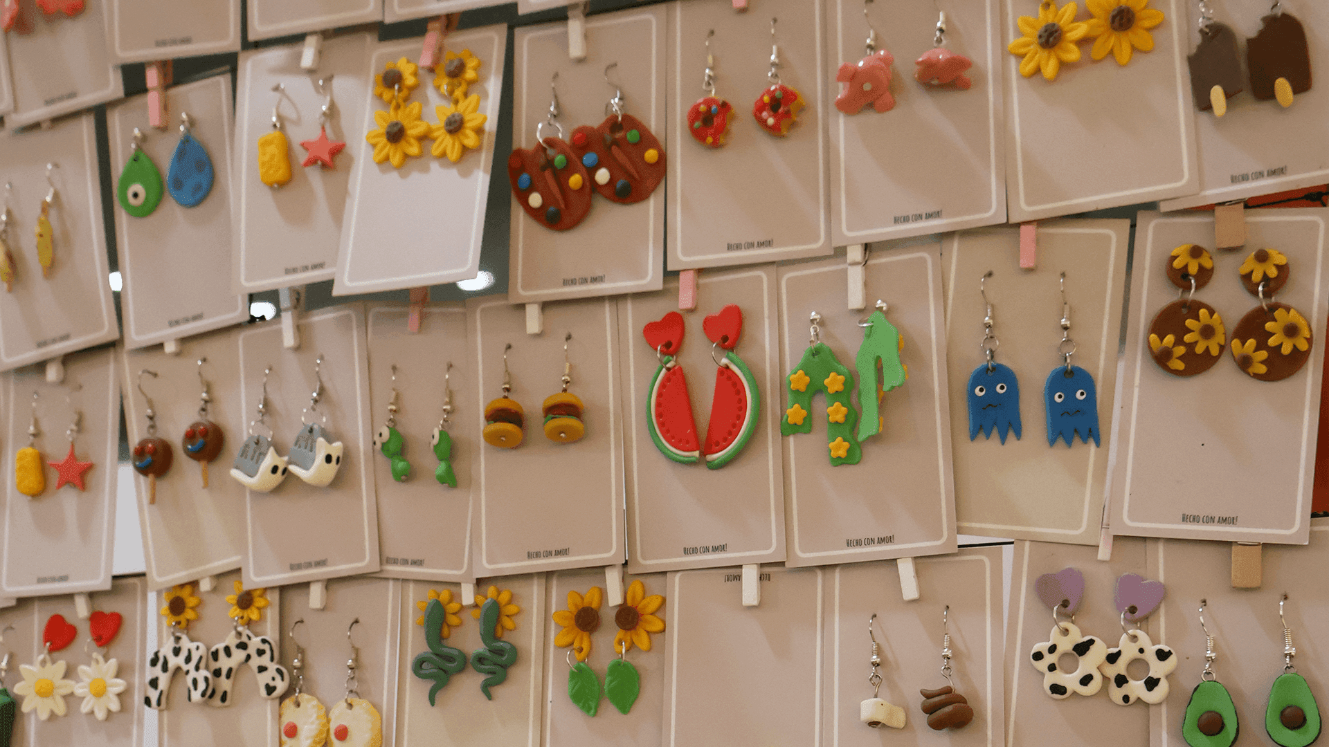 Aretes artesanales exhibidos en un stand creativo