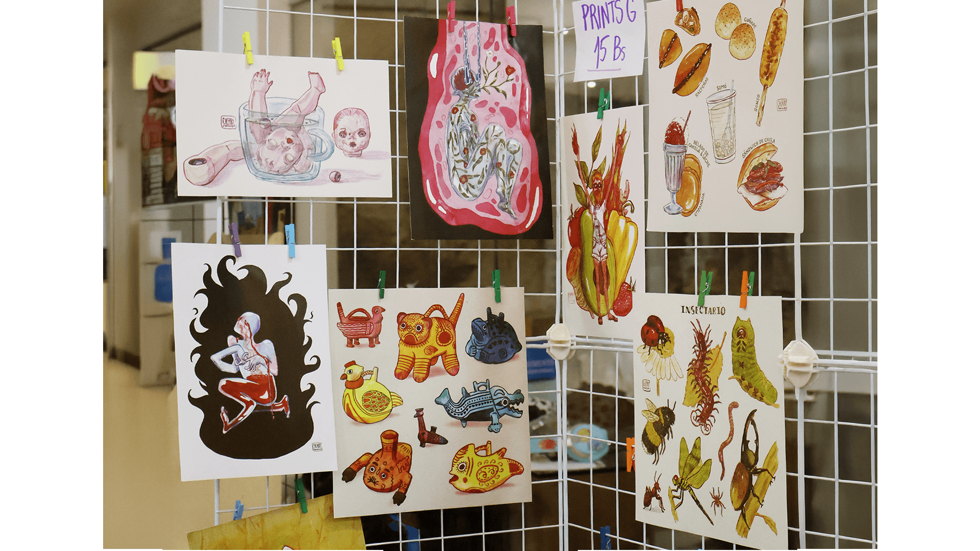 Ilustraciones exhibidas en un stand de artistas